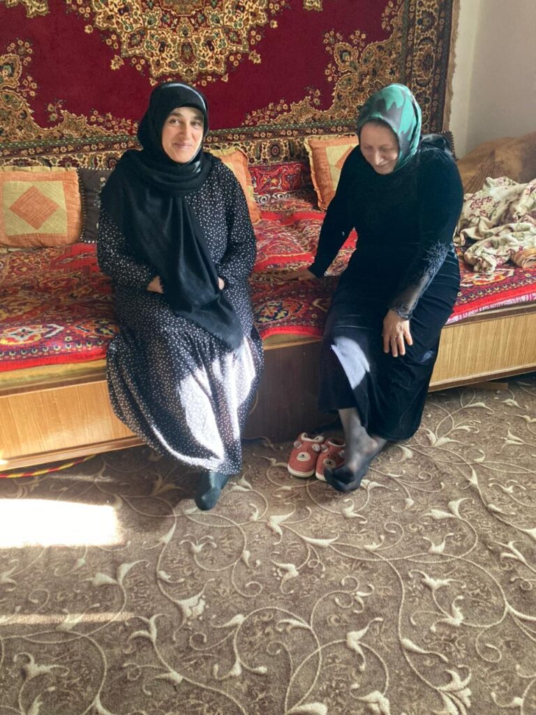 Специалист по работе семьей отдела семьи посетила на дому родителей участников СВО, в ходе посещения она расспросила их об насущных проблемах. так в Акушинском районе за каждой семьей Участников СВО закреплен специалист и социальный работник для оказания разносторонней помощию